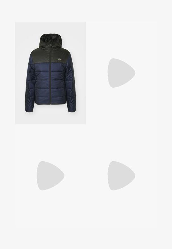 Chaqueta aislante azul marino con una sección superior negra y capucha adjunta, que cuenta con un cierre de cremallera y patrones de costura horizontales.; Camiseta de manga corta blanca hecha de tejido transpirable, con acentos en azul marino en las mangas y un pequeño logo de FILA en el pecho.; Pantalones de chándal azul marino fabricados en un tejido ligero, con cintura elástica y piernas ajustadas con puños elásticos en los tobillos.; Zapatilla deportiva blanca con detalles en azul marino, parte superior de malla, diseño texturizado, perforaciones, cierre con cordones y un logo en el lateral. Suela de goma.