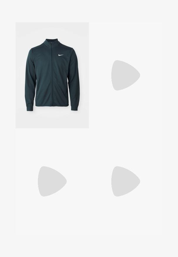 Tamsiai žalia Nike striukė su aukštu apykakle, pilnu užtrauktuku priekyje ir ilgomis rankovėmis. Yra mažas baltas logotipas kairėje krūtinės pusėje.; Juodas sportinis marškinėliai su trumpomis rankovėmis, apvaliu kaklu, pagaminti iš lygaus audinio. Ant viršutinio kairiojo kampo yra mažas baltas Nike logotipas.; Juodi treningai su elastingu juosmeniu ir siaurėjančiais rankogaliais, su baltais šoninėmis juostelėmis ir logotipu šalia klubų.; Juoda sportinė avalynė su tekstūruotu viršumi, balta swoosh logotipu, raištelių dizainu ir guminėmis padais su raštuotu protektoriumi.