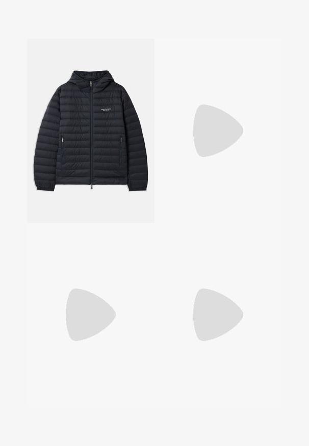 Sort pufferjakke med hætte, med horisontalt quiltet design, lynlås foran og to sidelommer med lynlåse.; Mørkeblå bomulds T-shirt med korte ærmer. Har et lille hvidt broderet logo på venstre brystområde. Rund halsudskæring.; Hvide sweatpants med elastisk talje, to sidelommer, sorte lynlåsdetaljer og ribbede manchetter ved anklerne. Glat tekstur.; Sort lædersneakers med grå accenter, hvid gummisål, rund tå og seks sorte øjer til snørebånd. Teksturert sidetavle-detalje.