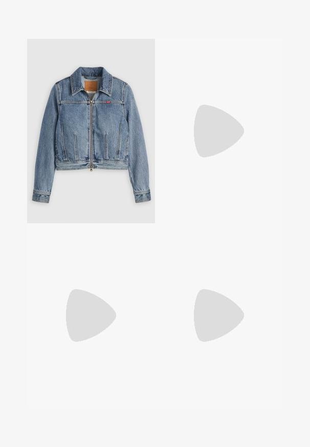 Casaco de ganga azul claro com fecho de correr, gola pontiaguda e bolsos laterais. Apresenta costuras laranja e uma etiqueta com logótipo no peito.; Camisa branca de manga longa, com colarinho, feita de tecido suave; tem um corte reto e uma textura subtil.; Bermudas de ganga em azul claro, com cinco bolsos, fecho de correr e fecho de botão. A bainha está desfiada com um design de corte descontraído.; Sandal de pele bege com tiras cruzadas, salto baixo e detalhes pretos. Textura suave e design minimalista.