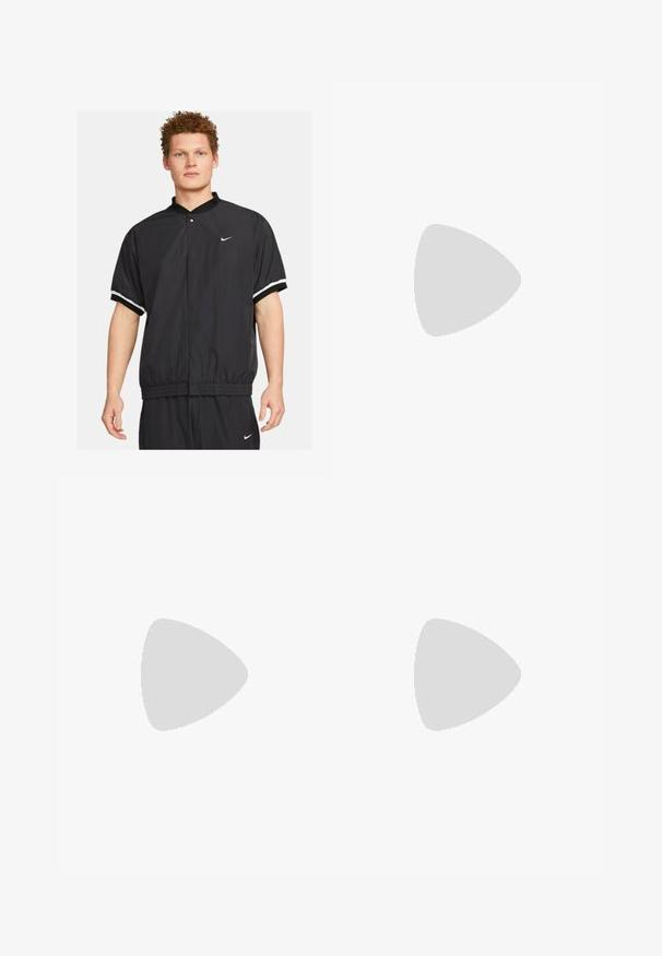 Chaqueta de chubasquero negra con mangas cortas, cinturilla elástica y rayas blancas en los puños. Cuenta con un cierre de botón y el logo de Nike.; Camiseta de algodón blanca con un gráfico colorido de una cancha de baloncesto en verdes y amarillos, con un pequeño logo de Nike en negro debajo del diseño.; Pantalones cortos deportivos blancos hechos de una tela ligera con una cinturilla elástica, que cuentan con dos bolsillos laterales y un pequeño logo negro en el dobladillo.; Zapatilla deportiva negra con parte superior texturizada, logo de Nike en blanco y suela de goma blanca. Tiene un diseño con cordones y una forma dinámica.