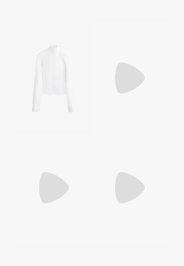 Biała kurtka zapinana na zamek z długimi rękawami, wysokim kołnierzem i dopasowanym krojem. Wykonana z gładkiego materiału z dwoma bocznymi kieszeniami.; Biała sportowa bluzka cropped z wysokim dekoltem i podwójnymi krzyżującymi się ramiączkami z tyłu, wykonana z gładkiego, elastycznego materiału.; Jasnoszare szorty sportowe wykonane z gładkiego, elastycznego materiału, z wysokim pasem i dopasowanym krojem, z prostymi detalami szwów.; Jasnoróżowy but sportowy z siateczkowymi i solidnymi wstawkami, podwyższoną podeszwą i białymi akcentami, zestawiony z białą, prążkowaną skarpetą z logo.