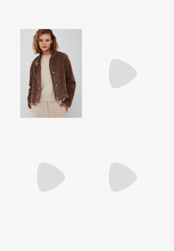 Braune Wildlederjacke mit Reißverschluss, Stehkragen und Druckknopfdetails. Kombiniert mit einem hellbeigen Pullover darunter.; Cremfarbener Pullover aus weichem, strukturiertem Stoff. Mit Rundhalsausschnitt, überschnittenen Schultern und geripptem Saum.; Weißes T-Shirt mit kurzen Ärmeln, Rundhalsausschnitt, aus weichem, glattem Baumwollstoff, mit geradem Saum und minimaler Ausstattung. Schlichtes und vielseitiges Design.; Weite Hosen in olivgrünem Stoff, mit einem Knopfverschluss, Vorderaschen und einer glatten, leicht strukturierten Oberfläche.; Graue Leinensneaker mit weißer Gummisohle, schwarzem Streifen und Metallösen. Verfügt über eine runde Zehenpartie, ein tief geschnittenes Design und strukturstoff.; Sonnenbrille aus Schildpatt mit ovalen Gläsern, braun getönt, dünnen Bügeln mit strukturiertem Muster, leichtem Kunststoffrahmen.