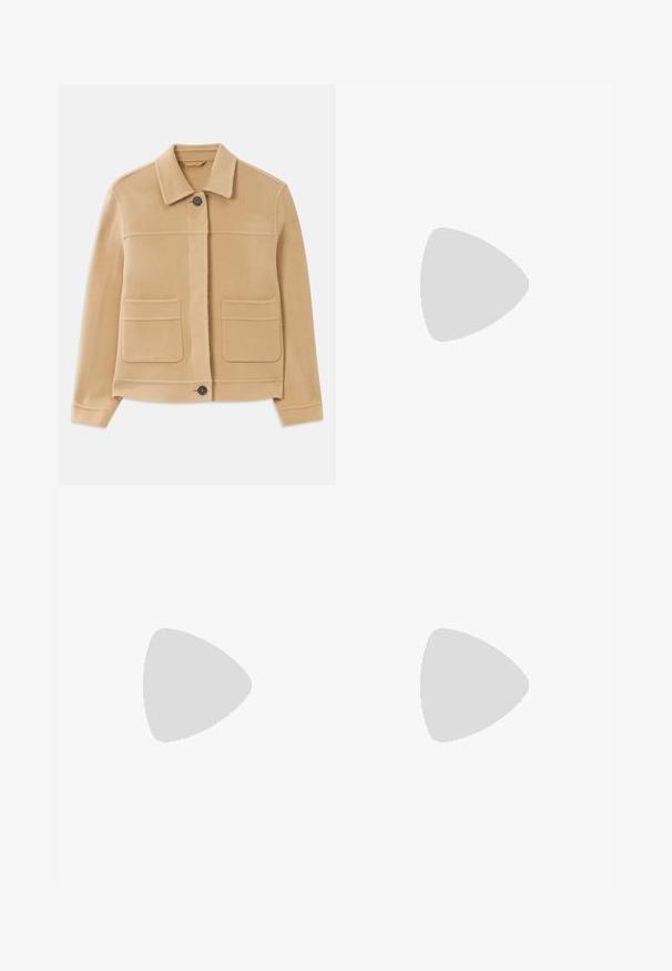 Ljusbrun långärmad jacka med krage, framknäppning och två stora fyrkantiga fickor på vit bakgrund.; Svart t-shirt i mjuk bomull, med rund halsringning, korta ärmar och en lätt snedvriden design för en avslappnad passform.; Svarta jeans med rak bendesign, femfickorsstil, metall detaljer och en mjuk denimtextur. Minimalistiska och enhetliga i färgen.; Höga bruna mocka- och tygstövlar med låg svart klack och rund tå, visade i sidovy mot vit bakgrund.