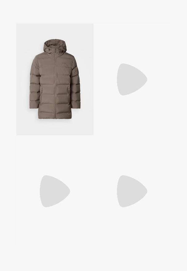 Braune gepolsterte Jacke mit Kapuze, ausgestattet mit einem Frontreißverschluss und seitlichen Taschen. Das Material wirkt glatt und hat ein gesteppte Design zur Isolierung.; Grau gestrickter Pullover mit einem gerippten Rollkragen, langen Ärmeln und einem figurbetonten Saum. Minimalistisches Design mit einem kleinen schwarzen Logo auf der Brust.; Schwarze Hose aus glattem Stoff, mit geraden Beinen, einem Knopfverschluss und einem klassischen Design, das sowohl für formelle als auch für legere Anlässe geeignet ist.; Schwarzer Leder-Schnürschuh mit abgerundetem Zeh, glatter Textur, minimaler Naht und niedrigem Gummiabsatz. Logo auf der Ferse.