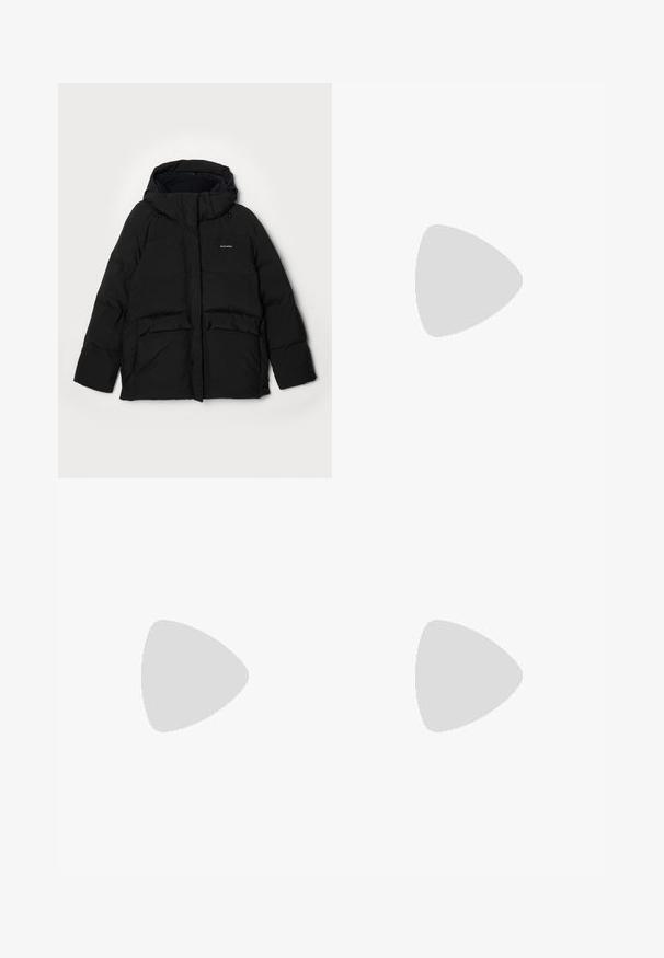 Doudoune noire avec capuche, dotée d'une fermeture éclair à l'avant, de deux grandes poches à rabat et du logo "Halteweiler" sur le côté gauche. Texture douce.; T-shirt en coton noir à manches courtes et col ras du cou, posé à plat sur un fond blanc avec une étiquette de marque visible à l'intérieur du col.; Jupe en satin beige avec une silhouette évasée. Présente une taille froncée et un éclat subtil, avec des coutures angulaires et une drapé fluide.; Bottine en cuir noir avec un bout pointu et un talon carré de 4 cm. Design élégant avec une fermeture éclair sur le côté pour un enfilage facile. Texture lisse.