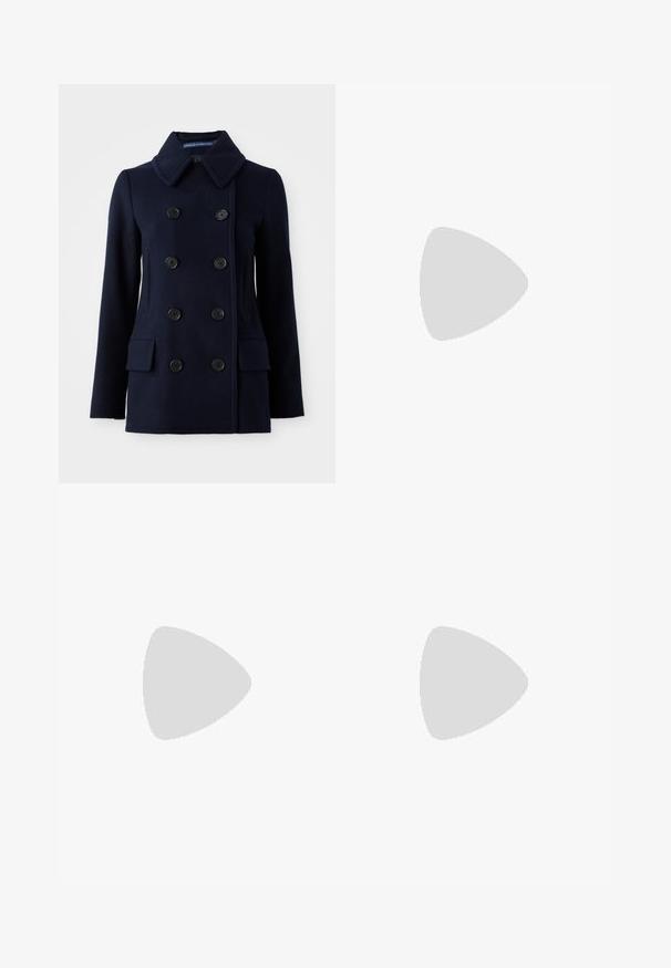 Granatowy płaszcz dwurzędowy wykonany z wełny, z dużymi czarnymi guzikami, wykładanym kołnierzem i dwiema przednimi kieszeniami. Gładka tekstura.; Biała koszulka polo z krótkimi rękawami, kołnierzykiem i zapięciem na guziki z przodu. Czarny akcent na rękawach i bocznych szwach. Miękka, gładka tekstura.; Białe spodnie o prostym kroju z płaskim pasem, subtelnymi detalami wzdłuż nogawek i bez widocznych kieszeni. Gładka faktura, klasyczny design.; Biała tenisówka z gładką, syntetyczną cholewką, złotymi akcentami i solidną gumową podeszwą. Posiada okrągły czubek, sznurowaną konstrukcję oraz wyściełane wnętrze.