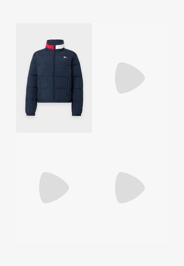 Casaco acolchoado azul-marinho com gola alta, fecho de correr frontal e dois bolsos laterais. Apresenta riscas de destaque vermelhas e brancas na gola.; T-shirt de algodão branco com mangas curtas e decote redondo. Apresenta uma estampa gráfica verde no lado esquerdo do peito.; Calças brancas de perna larga feitas de um tecido leve, com uma textura suave, linhas limpas e um design de cintura alta.; Sapatilha preta com painéis de pele lisa e camurça, atacadores planos, bico arredondado e sola de borracha branca. Logótipo distinto no calcanhar.