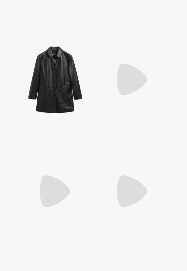 Cappotto in pelle nera con superficie texturizzata, maniche a tre quarti, colletto appuntito e bottoni frontali; presenta due tasche laterali.; Maglietta nera a maniche lunghe realizzata in un tessuto leggero e liscio. Presenta un colletto a punta, una chiusura a bottoni e un orlo arrotondato.; Gonna a matita in suede di un taupe tenue, caratterizzata da una texture liscia, chiusura con zip sul retro e cuciture centrali per un tocco di dettaglio in più.; Scarpa slingback in pelle nera con punta aperta, dotata di una particolare fibbia ovale argento sulla cinghia e un tacco a rocchetto sottile. Texture liscia.