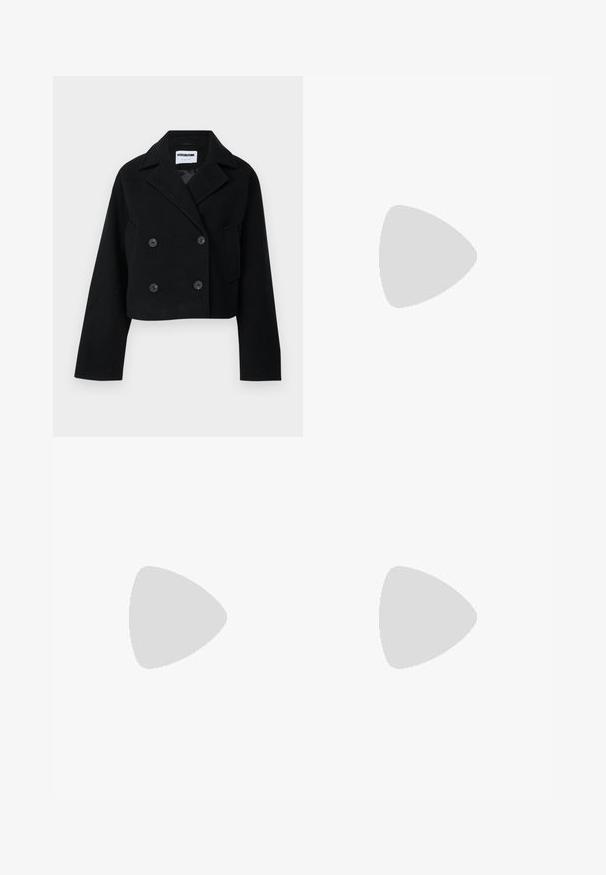 Veste noire courte à double boutonnage avec col cranté, manches larges, deux poches avant et six boutons assortis. Texture lisse.; Pull à rayures noir et beige, col rond, manches longues, ourlet côtelé, texture douce, avec des rayures horizontales uniformément espacées.; Jean large taille haute bleu clair avec bouton et fermeture éclair à l'avant, poches avant et arrière, sur fond blanc.; Bottine en cuir gris foncé pour femmes grandes, avec un talon moyen et un bout arrondi, vue de côté sur fond blanc.