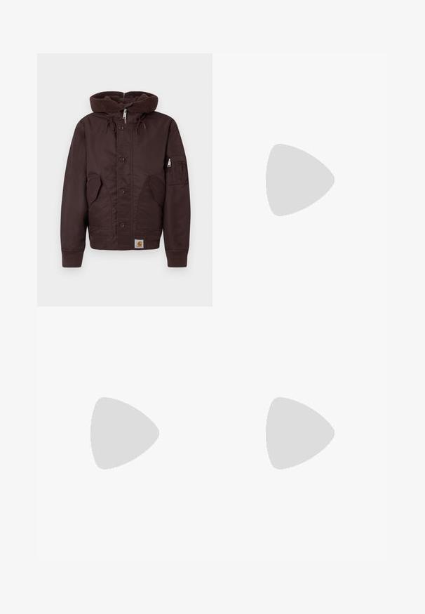 Smeđa pufasta jakna s debelim, teksturiranim kapuljačom, prednjim gumbima, bočnim džepovima i džepom na rukavu. Sadrži rebraste manžetne i rub.; Pamuk majica u prigušenoj maslinastoj zelenoj boji; ima okrugli izrez, kratke rukave i opušten kroj s minimalnim detaljima šivanja.; Smeđe pamučne cargo hlače sa ravnim dizajnom nogavica, prednjim kopčanjem na dugme i bočnim džepovima. Glatka tekstura i izdržljiv materijal.; Zelene suède tenisice s gumiranim potplatom, okruglim vrhom i dizajnom na vezanje. Imaju Nikeov prepoznatljivi logo u tamnije zelenoj boji.