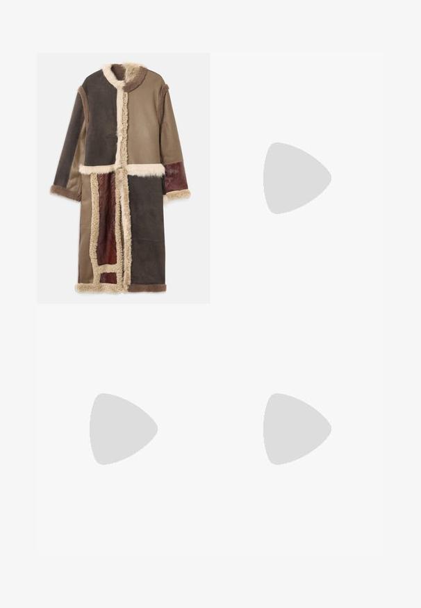 Manteau long, multicolore, en suède et shearling dans des teintes de brun, avec un col en fausse fourrure et des panneaux texturés contrastants.; T-shirt en coton blanc ornée de plusieurs logos textuels en rose, vert, jaune, bleu et rouge, disposés verticalement sur le devant.; Jupe asymétrique noire avec des motifs audacieux verts et rouges, dotée d'une taille marron et d'un ourlet contrastant jaune. Tissu lisse et texturé.; Pompe slingback en cuir verni noir avec un bout pointu, un talon fin et un design de découpes subtil. Elle dispose d'une boucle dorée sur la sangle.