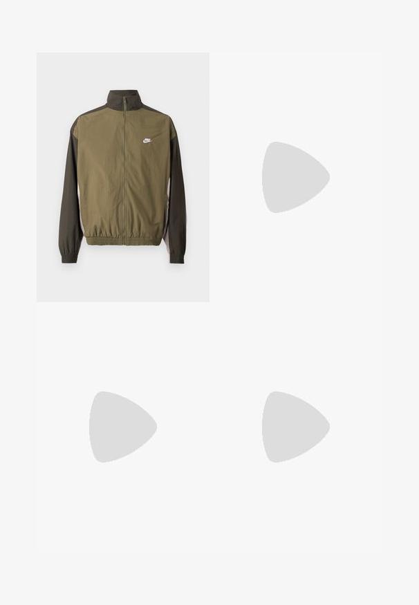 Veste Nike vert olive avec un col haut, des manches noires contrastantes, une taille élastique et un logo blanc sur la poitrine. Tissu lisse et léger.; Haut à capuche noir avec poche kangourou sur le devant, manches longues et un petit détail de couture horizontale sur le côté gauche de la poitrine, sur fond blanc.; Pantalons cargo noirs en tissu résistant, dotés de plusieurs poches, d'une fermeture par bouton et d'une coupe slim avec des jambes fuselées.; Les sneakers Nike Dunk présentent un design en cuir noir avec des accents rouges et un swoosh blanc. La semelle est rouge, avec un capuchon de orteil texturé blanc.