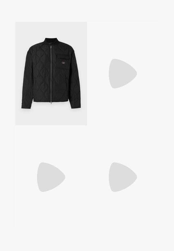 Guess Jeans QUILTED PUFFER JACKET - Könnyű dzseki - jet black; Világoskék ing, függőleges fehér csíkokkal. Hosszú ujjú, galléros kivitel, a mellrészen egy kis logóval. Sima textúrájú anyag.; Világoskék farmer széles szárú nadrág magas derékkal, öt zsebből, övhurkokkal és puha, enyhén fakó textúrával.; Fekete lakkbőr loaferek fehér bőr kiegészítővel, vastag fekete gumitalppal és varrott részletekkel. Simaság a fényes felülettel.; Fém szemüveg, ovális kerettel, ezüst keretekkel és tiszta lencsékkel. Hosszú, egyenes szárak fekete végzettel, minimális dizájn.; Barna bőr sporttáska cipzáras záródással, dupla fogantyúval, állítható vállpánttal és látható textúrákkal a felületen.