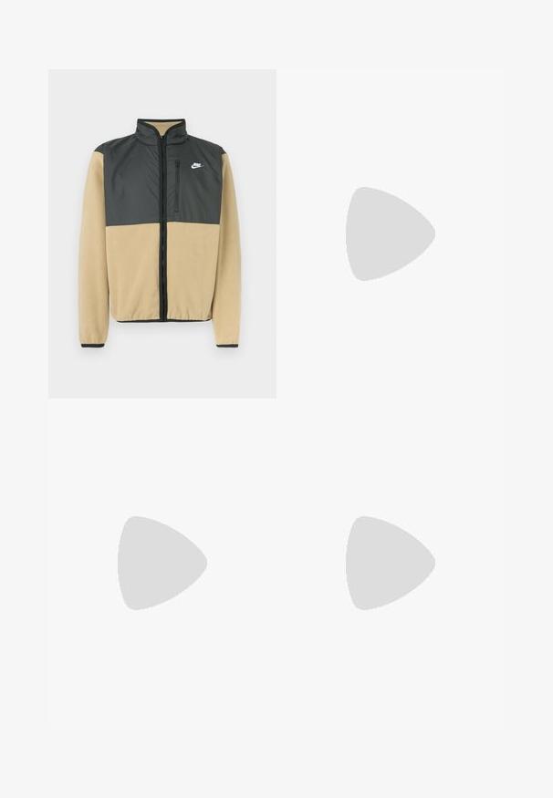 Jachetă din fleece Nike cu un design împărțit, partea superioară în gri cărbune și partea inferioară în bej, buzunar cu fermoar și guler înalt.; Tricou alb din bumbac cu mâneci scurte, având un mic logo negru pe piept și un etichetă în colțul din stânga jos.; Pantaloni cargo într-o nuanță de brun discret, confecționați dintr-un material ușor, având multiple buzunare laterale, manșete elastice și un sistem clasic de închidere cu nasture.; Încălțări atletice albe cu plasă superioară, accente texturate și talpă ampatată. Asortate cu șosete negre cu dungi pe o suprafață de covor albastru.