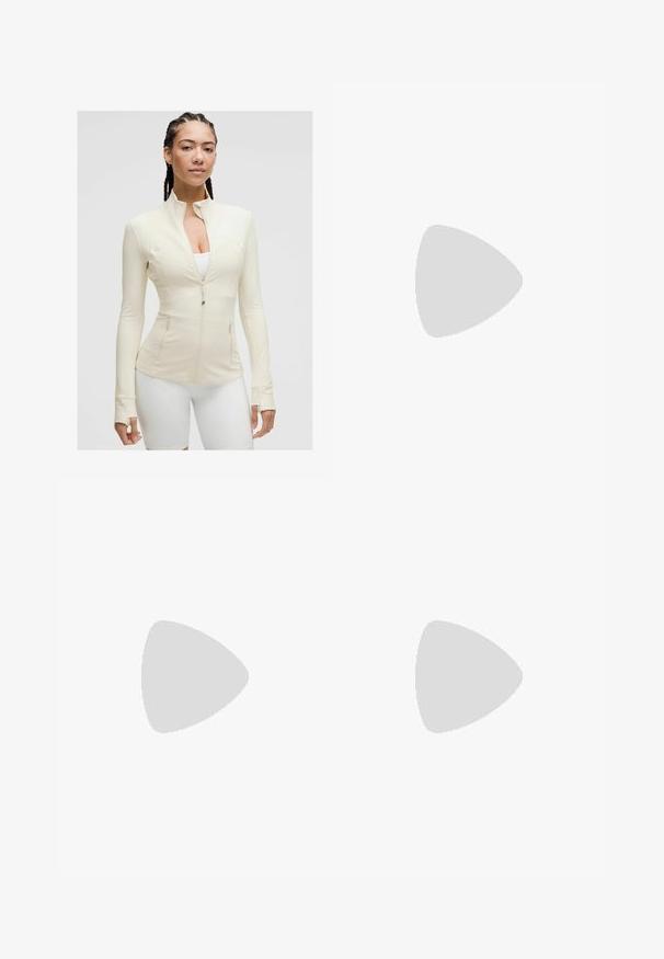 Světlé béžové zipové sako s vysokým límcem, dlouhými rukávy a dvěma předními kapsami. Hladká, pružná tkanina s detaily švů.; Bílý crop top s kulatým výstřihem a širokými ramínky. Vyrobeno z hladké, elastické tkaniny s béžovým podšívkovým akcentem na výstřihu.; Bílá sukně s rozšířeným designem, která má námořnické pruhy po stranách. Vyrobena z bavlny, má texturovaný povrch a zapínání na zip na zadní straně.; Černobílé tenisky Nike Dunk Low s koženým svrškem, perforovanou špičkou a černými tkaničkami, s bílou podrážkou a akcenty loga.