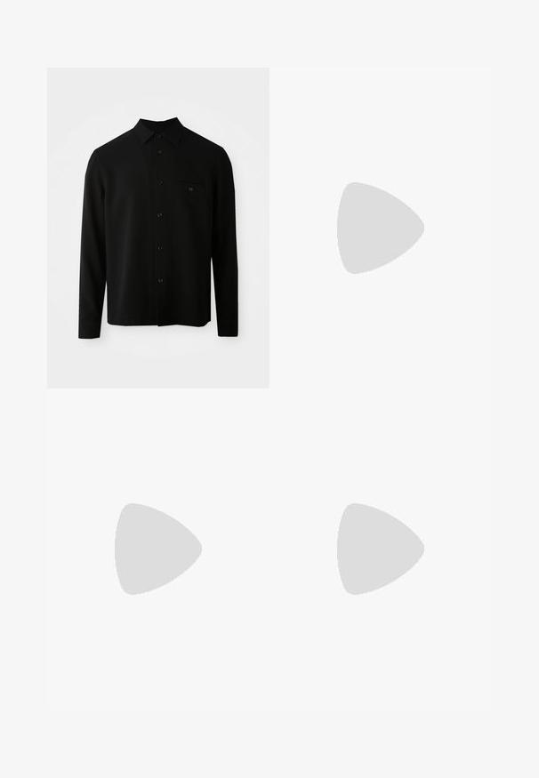 Maglietta nera a maniche lunghe con colletto a camicia, taschino frontale e chiusura a bottoni; realizzata in un tessuto liscio e texture.; Maglione nero a maniche lunghe realizzato in un tessuto knit leggero. Presenta un collo a giro e polsini e orlo a costine. Nessun motivo o decorazione.; Pantaloni color blu navy in cotone, con design a gamba dritta, chiusura con bottone frontale e vita classica con passanti per cintura.; Sneaker in suede blu con punta arrotondata, lacci bianchi e suola in gomma. Presenta cuciture sottili e un'accents branded sul lato.