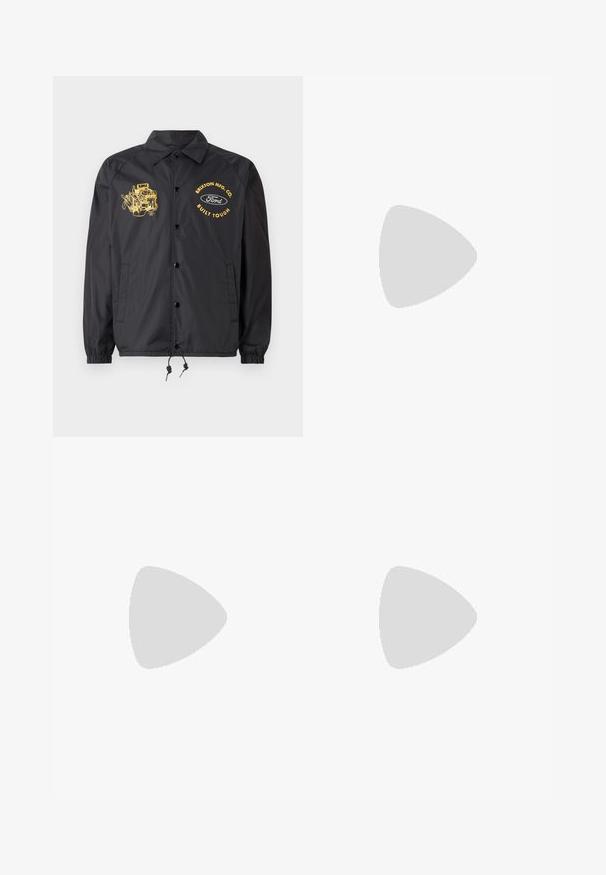 Czarna kurtka przeciwwiatrowa z prążkowanymi mankietami, zatrzaskami i ściągaczem u dołu. Posiada żółte nadruki graficzne silnika oraz logo marki.; Biała, długozasięgowa koszula zapinana na guziki, wykonana z gładkiej bawełny. Ma klasyczny kołnierzyk i zapięcie na guziki z prostym dołem.; Czarne spodnie w kratę z elastycznym pasem, dwoma przednimi kieszeniami i luźnym krojem ze prostymi nogawkami. Wykonane z lekkiego materiału.; Czarno-białe sneakersy z zamszową i skórzaną cholewką, z trzema białymi paskami, perforowanym czubkiem i gumową podeszwą w kolorze gumy.