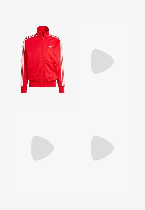 Giacca rossa Adidas con zip e colletto alto, strisce bianche sulle spalle, due tasche laterali e un piccolo logo bianco sul petto sinistro. Tessuto liscio.; T-shirt rossa corta in cotone, con maniche corte rimarcate da strisce bianche e colletto bianco, presenta il logo Adidas in bianco sul davanti.; Pantaloni da sudore neri con vita regolabile, strisce laterali bianche e un piccolo logo bianco sulla gamba sinistra. Realizzati in tessuto morbido per il massimo comfort.; Scarpa sportiva nera con tomaia in rete, design a tre strisce grigie, suola in gomma e dettagli testurizzati sul tallone e sul lato.