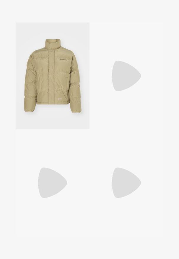 Khaki Steppjacke mit hohem Kragen, elastischen Bündchen und horizontalem Steppmuster. Verfügt über das "Dickies"-Logo auf der Vorderseite.; Cremfarbendes Baumwoll-T-Shirt mit einem roten gerippten Rundhalsausschnitt. Die Vorderseite zeigt fetten roten Text und ein grafisches Design, das auf den Monte-Carlo Country Club verweist.; adidas Originals Jeans Straight Leg - light denim; Schwarze Wildledersneaker mit weißen Streifen und Akzenten, rundlicher Zehenbereich, Sohlen aus braunem Gummi, kombiniert mit weißen, gerippten Sneakersocken.
