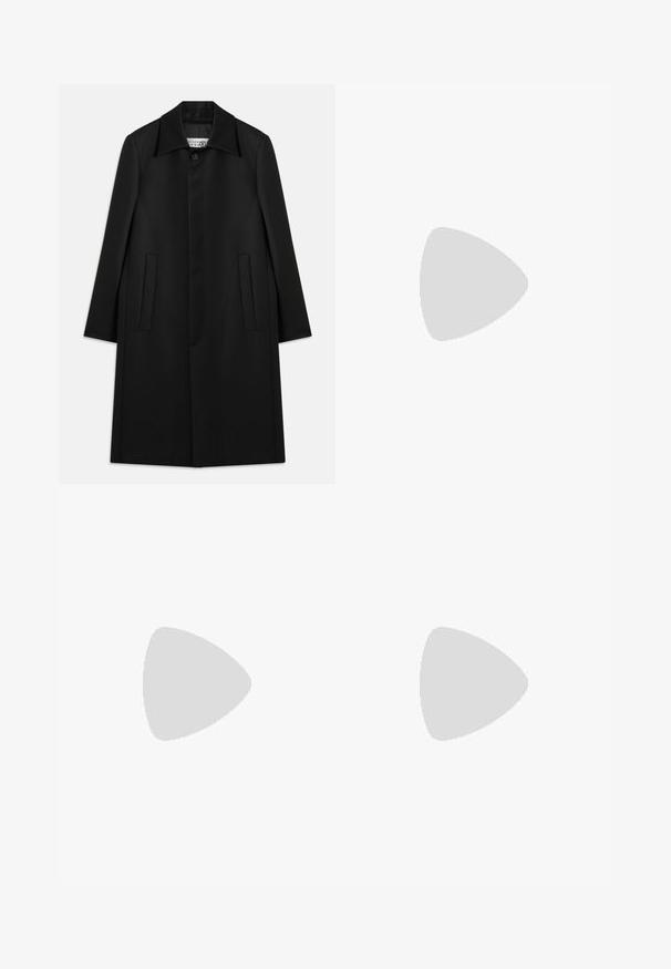 Schwarzer langer Mantel aus glattem Stoff. Verfügt über einen Kragen, einen Ein-Knopf-Verschluss und zwei Seitentaschen mit geradem Schnitt.; Schwarzer Rollkragensweater aus weichem Strickstoff, mit langen Ärmeln und gerippten Bündchen und Saum. Dezentes Logo in Schwarz auf der Brust.; Schwarze maßgeschneiderte Hosen aus glattem Stoff, mit geradem Schnitt und einem Bund mit rechteckiger Schnalle. Auffällige Frontfalten betonen das Design.; Braune Wildleder Sneaker mit schwarzen Lacklederstreifen, Schnürung und Gummisohle. Verfügt über ein markiertes Detail an der Ferse.