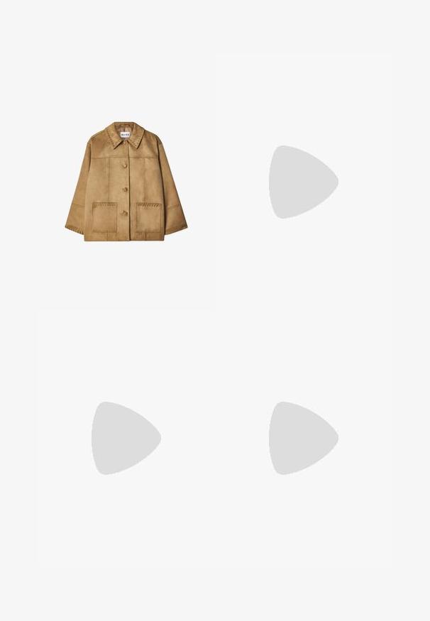 Chaqueta de ante sintético marrón con un cuello, botones al frente y dos grandes bolsillos. Presenta detalles cosidos en los bolsillos y el escote.; Camisa sin mangas de lino blanco con un escote en V pronunciado y un cierre con cordones en la parte delantera. Cuenta con un collar, costuras laterales y un detalle de lazo en la parte inferior.; Pantalones de pierna ancha en rosa claro, con cintura elástica y lazos laterales. Fabricados en material ligero con una textura sutil y detalle de marca.; Bailarinas de cuero negro con punta redonda, que presentan un corte y un detalle de lazo, utilizadas con jeans de pierna ancha azul claro.; Bolso de cuero marrón oscuro con dos asas superiores, acentos en hardware dorado, un detalle de cierre frontal y texturas cosidas en los laterales.
