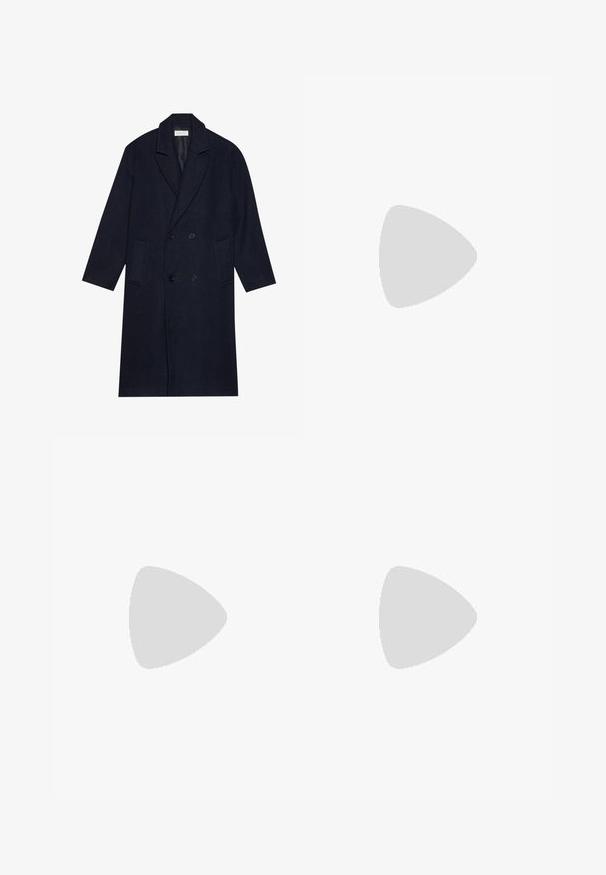 Pardoseala închisă de culoare bleumarin, cu două rânduri de nasturi, dintr-un model herringbone, având un guler cu decupaj, două buzunare frontale și material texturat.; Pulover gri deschis tricotat cu guler rotund, mâneci lungi, manșete și tiv ribbed, pe un fundal alb simplu.; DOCKERS SMART SUPREME FLEX SKINNY - Pantaloni chino - bluefin; Botoșei Chelsea din piele neagră, cu panouri elastice pe laterale și talpă din cauciuc texturat, asortați cu blugi din denim ușor albastri, cu manșete.