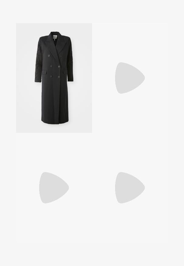 Czarny płaszcz dwurzędowy z ostrym kołnierzem, sześcioma guzikami i koralikowym wykończeniem na rękawie. Gładki materiał, dopasowany krój i długi fason.; Czarna bluzka z falbaniastym dekoltem w kształcie V, trzy czwarte rękawów i marszczeniami na ramionach, wykonana z gładkiego, lekkiego materiału.; Czarne spodnie łączące tekstury zamszu i dżinsu. Slim fit z bocznymi kieszeniami i zamkami błyskawicznymi na kostkach. Gładka powierzchnia z wyraźnym podziałem na panele.; Czarne skórzane botki za kolano z gładkim wykończeniem, kwadratowym noskiem, słupkowym obcasem oraz szczegółami w postaci bocznego wiązania umożliwiającego regulację dopasowania.