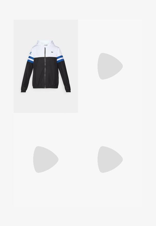 Casaco com capuz, com parte superior branca, parte inferior preta e riscas horizontais azuis nas mangas. Feito de um tecido leve com fecho de correr.; T-shirt azul-marinho de manga curta com decote redondo, apresentando uma faixa horizontal branca e um logótipo de crocodilo verde no lado esquerdo do peito.; Calças brancas, leves, com cintura elástica, pernas afuniladas e punhos elásticos. Textura suave, sem padrões visíveis ou peças de metal.; Sapatilha atlética preta com superior texturizado e detalhes lisos, apresentando um logo branco, design de atacadores e sola de borracha flexível.