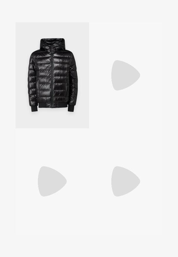 Jachetă puffer neagră cu glugă, cu o textură lucioasă, design matlasat și manșete elastice. Include un fermoar frontal și un detaliu cu logo.; Tricou din bumbac negru cu decolteu rotund, mâneci scurte și un mic logo grafic alb pe zona stângă a pieptului.; Pantaloni negri ușori cu talie elastică și șnur reglabil. Au buzunare laterale și o croială lejeră pentru confort.; Adidași negri din piele cu vârf perforat și accente texturate. Prezintă un mic logo în roșu, alb și albastru pe lateral.
