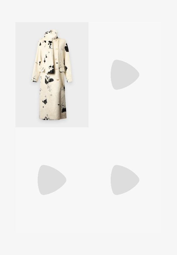 Palton cu nasturi din blană artificială moale, crem cu pete negre, având un guler înalt și o eșarfă asortată. Două buzunare frontale și o croială lejeră.; Rochie maxi fără mâneci, de culoare maro, cu decolteu în V și detalii pliate pe laterale. Textură netedă cu un model subtil, ajunge până la gleznă.; Botine din suede maro închis, cu toc pătrat, inserție elastică neagră pe lateral și bandă de prindere în spate, plasate pe un fundal deschis.; Geantă tote din piele maro cu mânere lungi, buzunar în față cu clapetă și închizătoare în formă de inimă aurie gravată cu "Love Moschino."