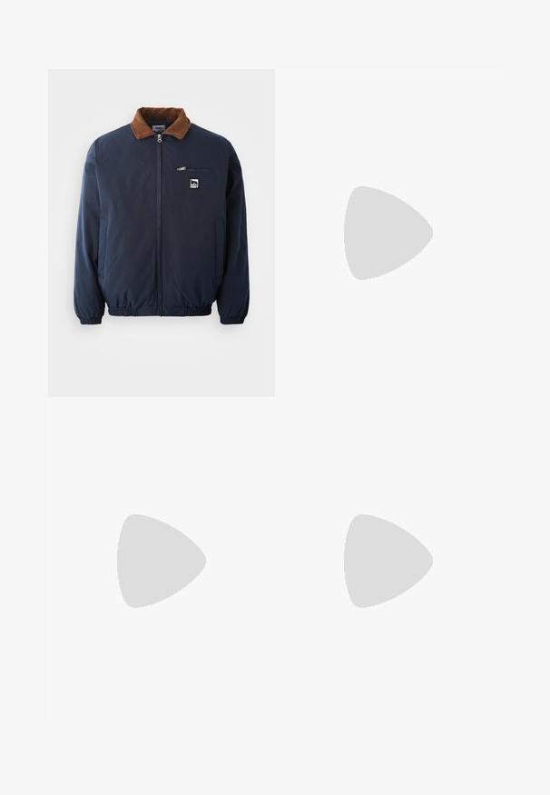 Granatowa kurtka z brązowym kołnierzem z kordurowego materiału, elastycznymi mankietami, kieszenią na zamek z przodu i naszywką z logo na lewej piersi.; Koszulka polo z długimi rękawami, brązowe i jasnoniebieskie poziome paski, z zapięciem na trzy guziki i ściągaczem przy kołnierzu.; Jasnoniebieskie dżinsy o luźnym kroju, z białym sznurkiem w pasie oraz wyraźnymi przetarciami z przodu, odsłaniającymi postrzępione krawędzie.; Calvin Klein - Półbuty wsuwane; Czarna skórzana torba na ramię o gładkiej fakturze, z dwiema solidnymi rączkami i szerokim dnem. Posiada minimalne przeszycia i otwarty design.