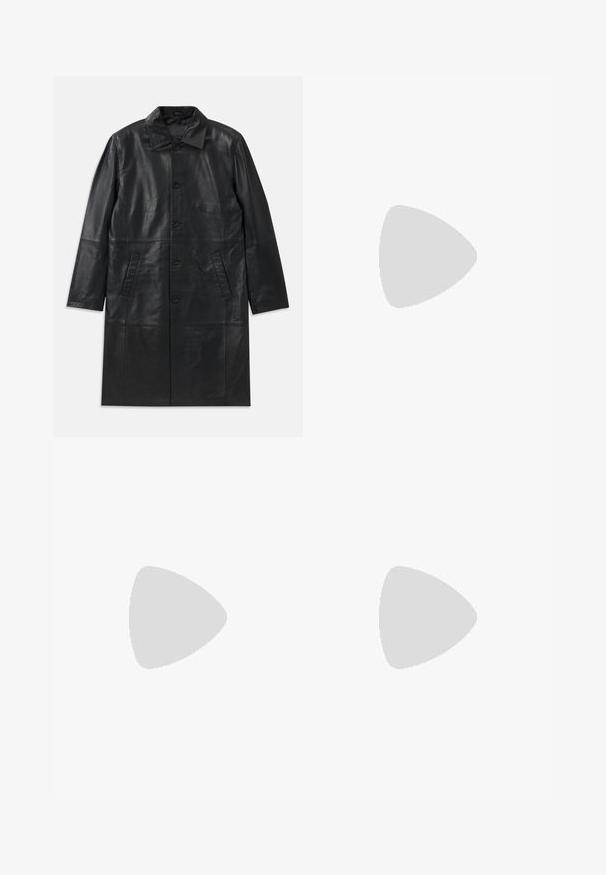 Μακρύ μπουφάν από μαύρο δέρμα με μυτερό γιακά, μπροστινή κουμπότρυπα και δύο κεκλιμένα πλαϊνά τσέπες, τοποθετημένο επίπεδα σε λευκό φόντο.; Μαύρη κοτλε φούτερ με καγκουρό τσέπη, μακριά μανίκια και κουκούλα με κορδόνι. Ραμμένα μανίκια και στρίφωμα, υφαντό ύφασμα. Κλασική εφαρμογή.; Μαύρο παντελόνι από λείο ύφασμα, με σχέδιο ίσιου ποδιού, μπροστινή τσάκιση και θηλιές ζώνης στη μέση. Χωρίς εμφανή σχέδια ή διακοσμητικά στοιχεία.; Μαύρο δερμάτινο λούστρο με γυαλιστερή φινίρισμα, στρογγυλή μύτη, διακριτικές ραφές και παχύ καουτσούκ σόλα για ανθεκτικότητα.