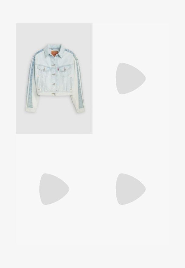 Ανοιχτό μπλε τζιν μπουφάν με cropped σχέδιο, εμπρός με κουμπιά, δύο τσέπες στο στήθος και αντίθετες μπλε πλευρικές πάνελ. Διαθέτει κλ�ασικό γιακά και απαλή υφή.; Λευκό πλεκτό πουλόβερ με ψηλό γιακά και φερμουάρ μέχρι το τέταρτο. Διαθέτει ύφασμα με σχέδια, ριγωτούς καρπούς και εφαρμοστή ζώνη.; Ανοιχτό μπλε τζιν παντελόνι σε φαρδιά γραμμή από denim. Διαθέτει κουμπί και φερμουάρ, πέντε τσέπες και φθαρμένη εμφάνιση με ελαφρώς frayed τελείωμα.; Λευκά δερμάτινα αθλητικά παπούτσια με ανοιχτό μωβ λεπτομέρειες, τρεις ρίγες και καουτσούκ σόλα. Μαύρο παντελόνι με διακριτό μοτίβο λεοπάρ και πλαϊνές ρίγες.