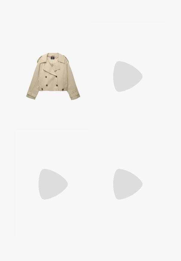 Beige cropped trenchcoat med dobbeltradet front, store klapper og knapdetaljer. Fremstillet af glat, let stof.; Hvid polo t-shirt med en lilla og sort stribet krave, har to brune knapper og et broderet logo på brystet. Korte ærmer.; Lysblå denim bukser med vid ben, høj talje, knap- og lynlåslukning samt snoretræk i taljen. Raflet kant.; Sort læderballetsko med rund tå, glat tekstur, minimal syning og et fleksibelt såldesign.