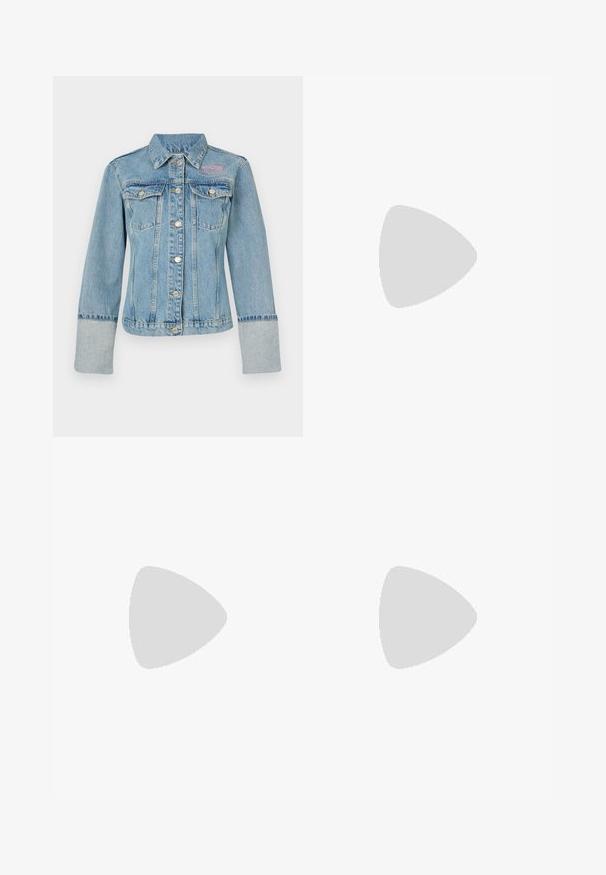 Veste en denim bleu clair avec des manches longues, un col classique, une fermeture à boutons, deux poches poitrine et un logo rose sur le côté gauche.; T-shirt en coton blanc avec un design graphique coloré représentant une femme assise sur un piédestal, avec le texte "MOSCHINO JEANS" en dessous.; Jean flare bleu clair en denim, doté d'une taille haute, de poches avant et d'ourlets effilochés pour une coupe décontractée.; Ballerines en cuir noir avec un bout rond, texture lisse, détails de couture minimalistes et design de semelle flexible.