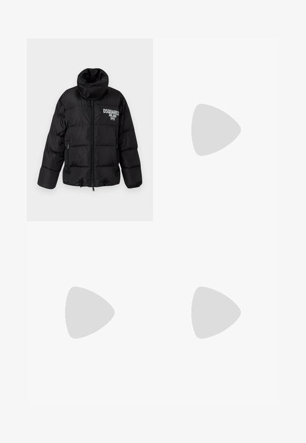 Casaco puffer preto com gola alta, fecho de correr, dois bolsos laterais e logótipo branco "DSQUARED2 MILANO 1995" no peito. Textura lisa e brilhante.; Top preto de manga longa com gola alta, feito de um tecido suave, apresentando uma gola fruncida e uma silhueta ajustada com bordas simples.; Calças pretas de ganga em corte flare, com dois bolsos frontais, fecho com botão e uma textura suave. Costura característica visível nas costuras.; Bota de tornozelo em couro preto com bico fino, salto em bloco e detalhe de fivela lateral. Apresenta textura suave e uma alça na parte traseira.