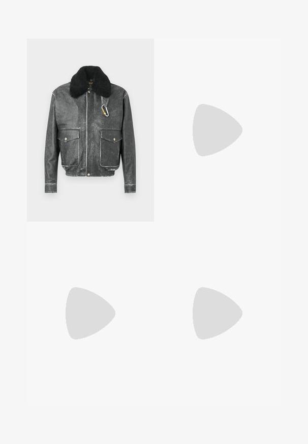 Melnā ādas jaka ar mākslīgā kažokāda apkakli, divām priekšējām kabatām, baltām šuvēm un karabīnera aksesuāru.; Krēmkrāsas kokvilnas t-krekls ar īsām piedurknēm; tam ir grafiska apdrukā ar uzrakstiem "MOTEL" un "GOD", kas sakārtoti krustā uz kreisā krūts.; Tumši pelēki džinsu bikses ar taisnu kāju dizainu, ar priekšējo rāvējslēdzēju, elastīgu jostu un divām lielām kabatām sānos.; Melnas potītes zābaki ar gludu zamša augšdaļu un gumijas zoli, ar minimālistisku dizainu un vilkšanas cilpu aizmugurē vieglākai uzvilkšanai.