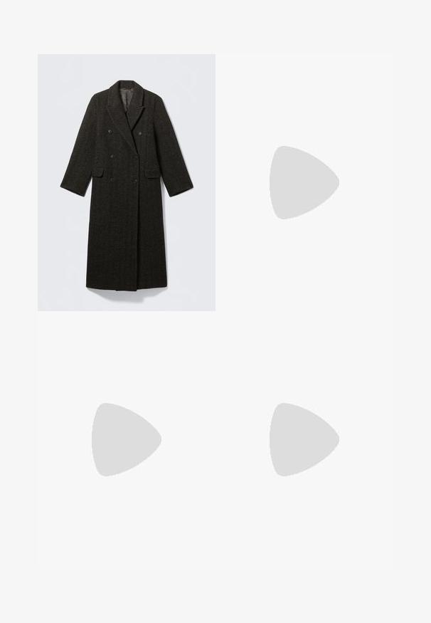 Tmavý vlněný kabát s rybí kostí, dvojradové zapínanie, veľké klopy a dva predné vrecká. Dlhý, rovný strih.; Biely dlhý rukáv tričko vyrobené z rebrovanej látky, s okrúhlym výstrihom a priliehavým strihom. Neobsahuje vzory ani akcenty.; Svetlomodré rozšírené džínsy vyrobené z denimu. Majú vyblednutú pranie, štandardné vrecká a zapínanie na gombík v páse.; Čierno-biele nízke tenisky Nike majú hladký kožený zvršok, okrúlu špičku, šnurovacie zapínanie a vzorovanú gumovú podrážku.; Čierne oversized slnečné okuliare s oválnymi šošovkami, hladkým plastovým rámom a zlatými akcentmi na straniciach. Tmavé šošovky poskytujú ochranu pred slnkom.