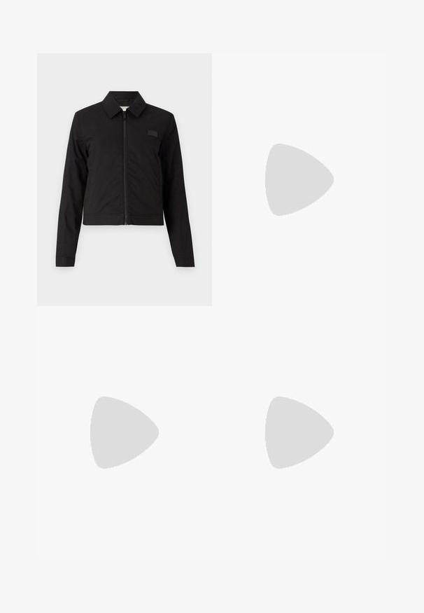 Zwart cropped jack met een rits aan de voorkant, spitse kraag en lange mouwen. Gladde stof met minimale accenten, voorzien van een klein logo op de borst.; Witte katoenen t-shirt met korte mouwen, voorzien van een roze lipafdruk en een lippenstift graphic, samen met de tekst "La Nuit Devious."; Zwarte wijde spijkerbroeken van denim, met een hoge taille, vijf-pocket stijl en een metalen knoopsluiting met contrasterende stiksels.; Zwarte leren instappers met een ronde neus, dikke getextureerde zool en minimale stikseldetails. Strak ontwerp zonder zichtbare veters of hardware.