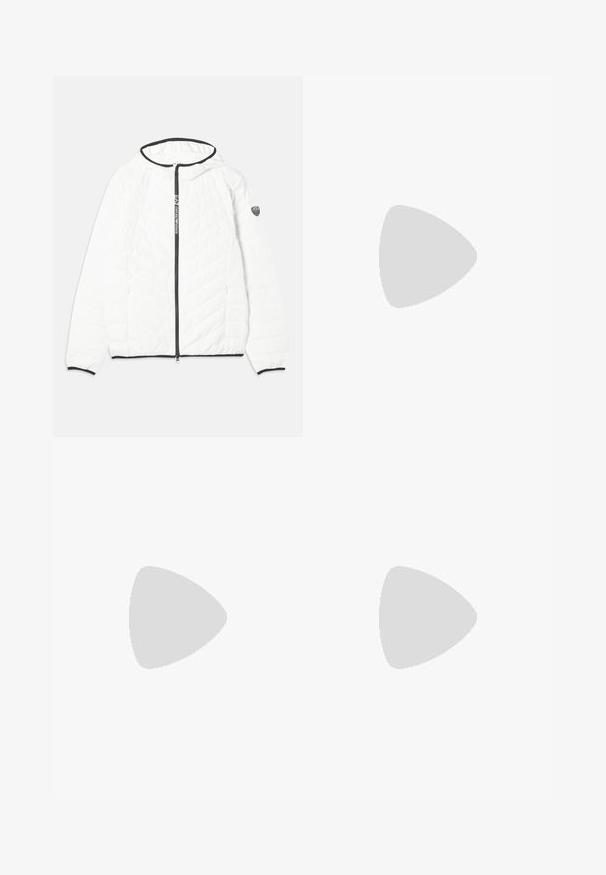 Baltas siuvinėtas džemperis su gobtuvu, juoda užtrauktuku ir kontrastinga juoda apdaila palei apačią ir rankoves. Yra logotipo detalė ant rankovės.; Pilka medvilninė trumpomis rankovėmis marškinėliai, apvalia apykakle ir mažas baltas logotipas kairėje krūtinės pusėje. Lygus paviršius ir standartinis prigludimas.; Juodos sportinės kelnės su elastingu juosmeniu, prigludusiomis rankovėmis ir mažai geltonai logotipui viršutiniame kairiajame šlaunyje. Minkšta, lygi audinio tekstūra.; Beige sportbačiai, pagaminti iš zomšos ir tinklelio, su perforuotais akcentais, plokščiomis raišteliais ir storesniu padu. Dėvimi su žaliais aksominiais kelnėmis.