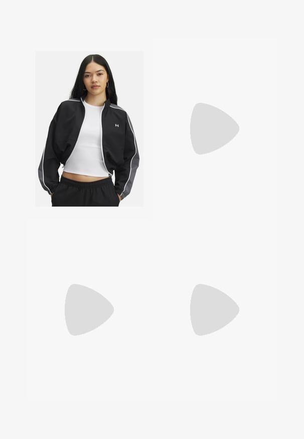 Melns sporta žakets ar pelēkiem akcentiem, elastīgām piedurknēm un ar rāvējslēdzēju priekšpusē. Ietver baltas apmalēšanas un Under Armour logotipu uz krūtīm.; Balta v-veida t-kreklu, kas izgatavots no viegla auduma, ar īsām piedurknēm un mazu melnu logotipu kreisajā krūtīs. Gluda tekstūra.; Zilas sporta leggingas ar gludu, spīguļojošu tekstūru. Augsts jostasvieds un pieguļošs dizains ar nelielu balto logotipu apakšējā kreisajā kājā.; Melni sporta apavi ar strukturētu audumu, balta zole un melni šņores. Valkāti ar baltām ribotām zeķēm, stāvot uz gaišas virsmas.