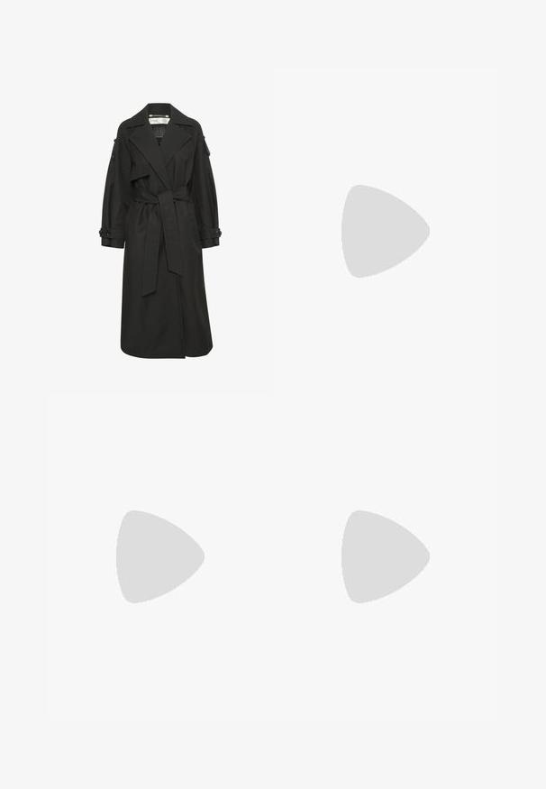 Zwarte trenchcoat van lichtgewicht stof, met een ceintuur in de taille, grote revers en knoopmanchetten. Eenvoudig en elegant ontwerp.; Marineblauw kabeltrui met lange mouwen, ronde hals, geribbelde manchetten en zoom, en een klein rood geborduurd logo op de borst.; Zwarte wijde broek met hoge taille, met een soepele textuur en twee plooien aan de voorkant. Ontworpen met een strakke, op maat gemaakte uitstraling.; Persoon in bruine leren instappers en blauwe spijkerbroek, staand op een houten vloer tegen een neutrale achtergrond.; Zwarte, hoekige zonnebril met grijze lenzen; gemaakt van plastic, met dikke armen met een gladde oppervlakte en zonder zichtbare hardware.