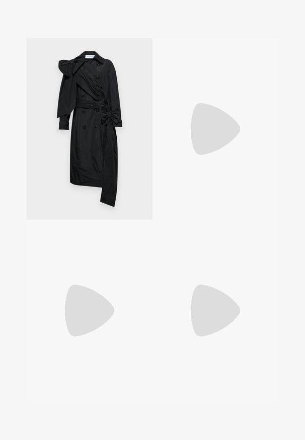 Viktor&Rolf DRAPE BOW  - Trenci - black; Top din satin negru, având un design structurat cu umeri lăți și un panou frontal asimetric, închis cu un fermoar la spate.; Pantaloni negri cu croială largă și talie înaltă, având pliseuri în față și o textură fină. Fără logo-uri sau modele vizibile.; Pantof cu toc înalt de tip stiletto, vârful ascuțit, de culoare auriu metalizat, prezentat din lateral pe un fundal deschis și simplu.