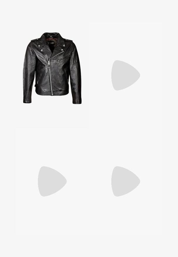 Czarna skórzana kurtka motocyklowa z srebrnymi zamkami błyskawicznymi, napami i klasycznym kołnierzem. Posiada wiele kieszeni na zamek oraz zniszczoną fakturę.; Koszula w paski, długie rękawy, z pionowymi paskami w jasnoniebieskim, granatowym i białym kolorze, z klasycznym kołnierzykiem i standardowym krojem.; Czarne dżinsy o szerokich nogawkach z wysokim stanem, z klasycznym pięciopunktowym krojem oraz delikatnym wyblaknięciem dla uzyskania teksturowanego wyglądu.; Czarne skórzane botki Chelsea z elastycznymi panelami bocznymi, okrągłym noskiem i wytrzymałą gumową podeszwą z pętelką na pięcie dla łatwego zakładania.