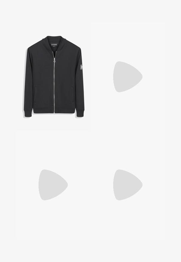 Černá zipová bunda z hladkého materiálu s ribbovaným límcem a manžetami. Obsahuje boční kapsy a nášivku s logem na rukávu. Velikost střední.; Černé tričko s dlouhým rukávem vyrobené z měkké bavlny. Má kulatý výstřih a žebrované manžety, uvolněný střih a neobsahuje žádné vzory ani grafiku.; Pánské černé džíny rovného střihu s pěti kapsami a oranžovým prošíváním, s knoflíkem a zipem na předním pásku.; Černé kožené mokasíny s hladkým povrchem, zaoblenou špičkou, dekorativním prošíváním a mírně zvýšenou podrážkou.