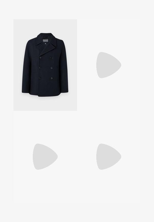Mornarsko plašč iz mešanice volne s dvojno zaponko, izrezan ovratnik, stranske žepe in gladko teksturo. Obložen notranji del.; Modra srajca z dolgimi rokavi in gumbi, s koničastim ovratnikom in manšetami, prikazana na beli podlagi.; NN.07 KAY - Hlače - off white; Črne nubuk teniske z belimi gumijastimi podplati, ki imajo zaobljen nos in vezalke, oblečene z sivimi krojenimi hlačami.