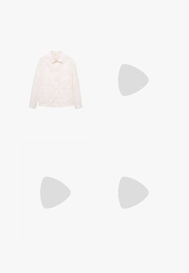 Giacca button-up avorio con maniche lunghe, colletto e tre tasche frontali, inclusa una tasca sul petto.; Maglione bianco lavorato a maglia con scollo rotondo, spalle scese e orlo a costine. Texture morbida e vestibilità ampia.; Pantaloni neri con vestibilità dritta, passanti per cintura e cintura staccabile. Tessuto liscio con tasche laterali e senza motivi o accessori visibili.; Scarpe da uomo in pelle nera, con punta arrotondata, superficie liscia, chiusura con lacci a cinque occhielli e tacco basso impilato.