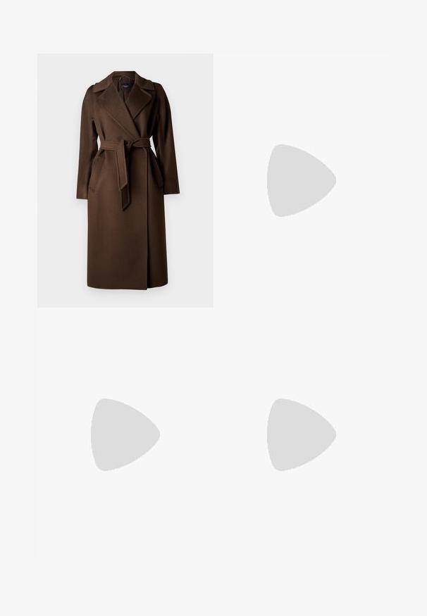Manteau trench en laine marron avec un col à revers, des manches longues et une ceinture. Comprend des poches latérales et une finition en tissu lisse et texturé.; Chemise blanche à manches longues raccourcie en coton. Elle présente un devant à boutons, une poche sur la poitrine et un petit logo noir en bas à gauche.; Pantalons à jambes larges en tissu vert olive avec une taille élastique et une texture lisse. Aucuns motifs ni accents visibles.; Chaussure en cuir noir à talon ouvert avec un bout pointu, présentant un accent tressé et un design supérieur plissé. Semelle plate avec un matériel minimal.
