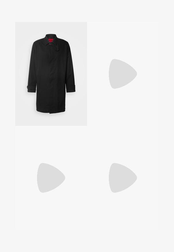 Abrigo de lluvia negro con un diseño clásico, que cuenta con cierre de botones, cuello y puños enrollados. Textura suave, sin patrones o acentos visibles.; Jersey de punto gris claro de manga larga y cuello redondo con puños y dobladillo acanalados, que presenta una pequeña etiqueta "From Future" en el interior del cuello.; Pantalones negros con diseño plisado, forma de pierna ancha y textura suave. Presenta una etiqueta de cintura roja.; Mocasines de cuero negro con un panel frontal texturizado y laterales lisos. Presenta un tacón delgado y un lazo trasero para facilitar su uso. Diseño clásico.